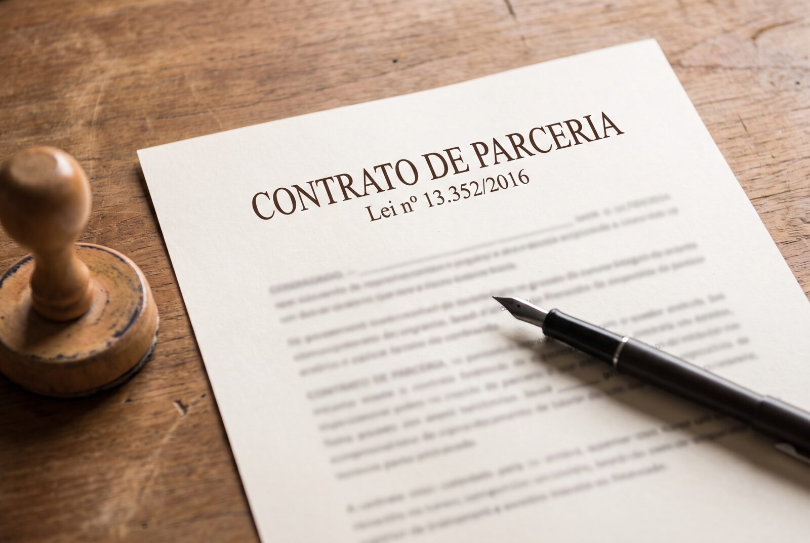 Contrato de parceria sendo assinado sobre a mesa
